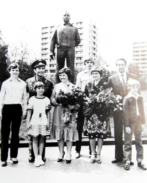 Звездный городок. Семьи Ю. Малышева и В. Аксенова у памятника Юрию Гагарину