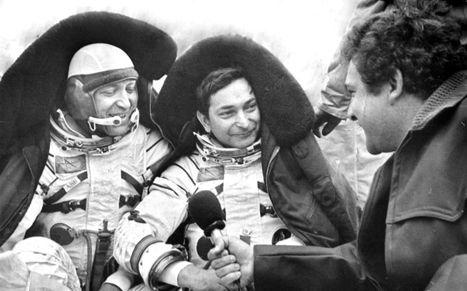 Владимир Аксенов и Валерий Быковский после приземления спускаемого аппарата корабля «Союз-22»